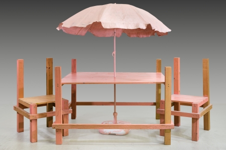 Oswald Oberhuber, Stuhl-Tisch-Sonnenschirm (Rauminstallation aus vier Einzelwerken, Kulturhaus St. Ulrich am Greith)