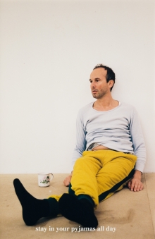 Erwin Wurm, stay in your pyjamas all day (aus der Serie "One Minute Scuplture")
